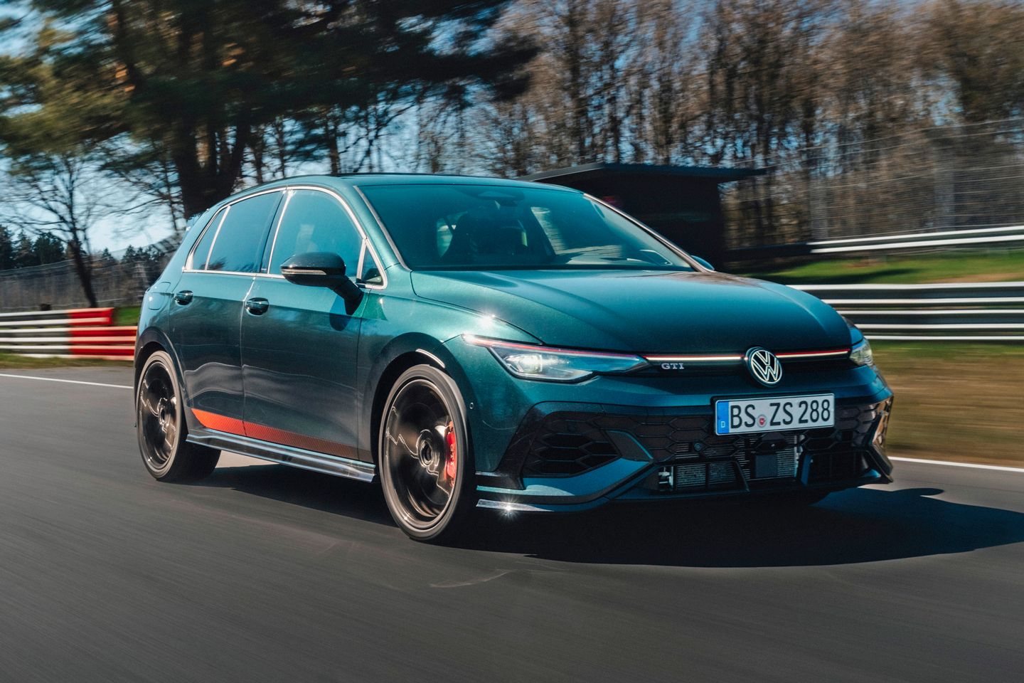 Golf GTI 50 bate novo recorde FWD Nurburgring