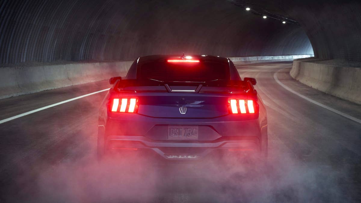 Anúncios de carros não regulamentados podem estar alimentando a crise de excesso de velocidade na América, afirma o IIHS