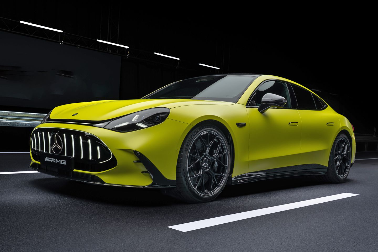 Ó Deuses: Mercedes-AMG GT cupê de 4 portas pousa