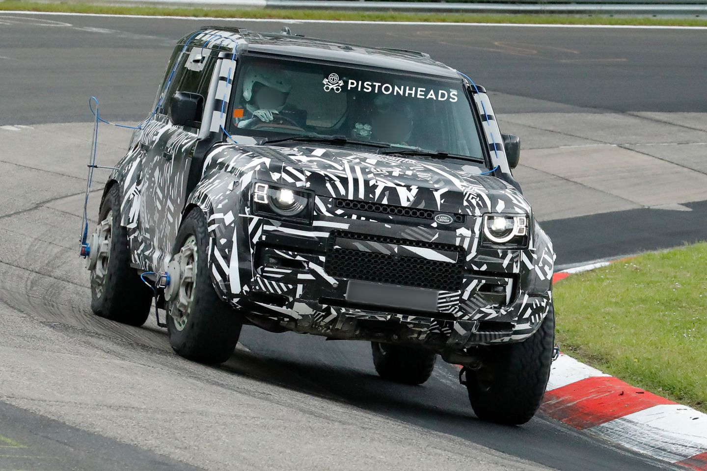 Novo Defender OCTA com força no Dakar é arrebatado