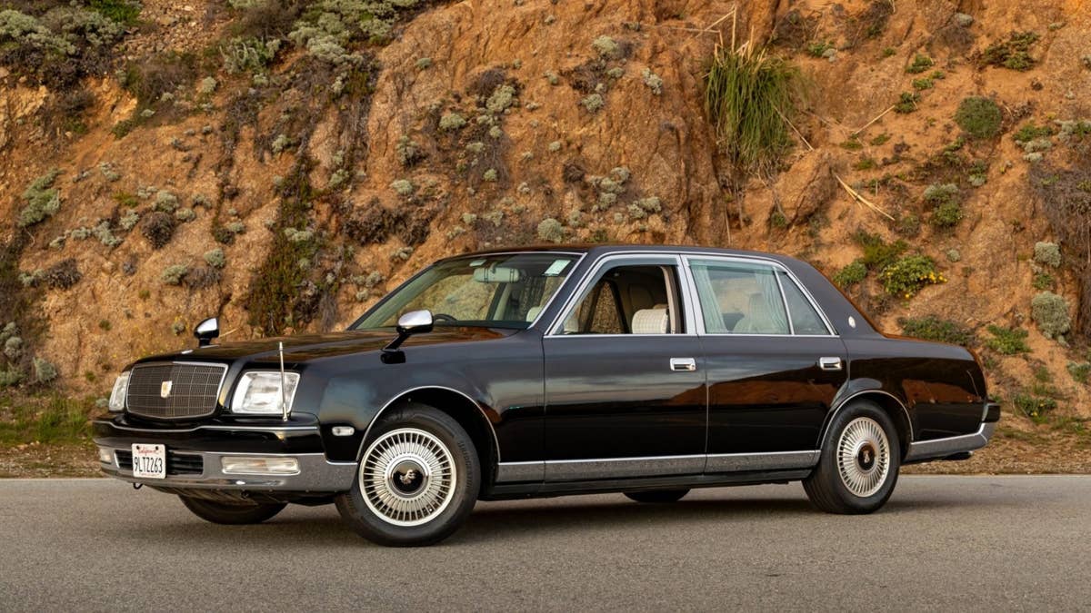 Toyota Century V12 com apenas 26.000 milhas de superfície em leilão como sedã de luxo ultra-raro