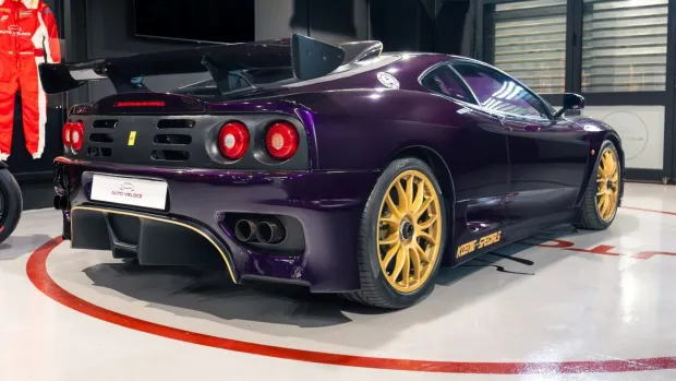 Ferrari realmente aprovou este Wild Purple e Gold 360 Modena