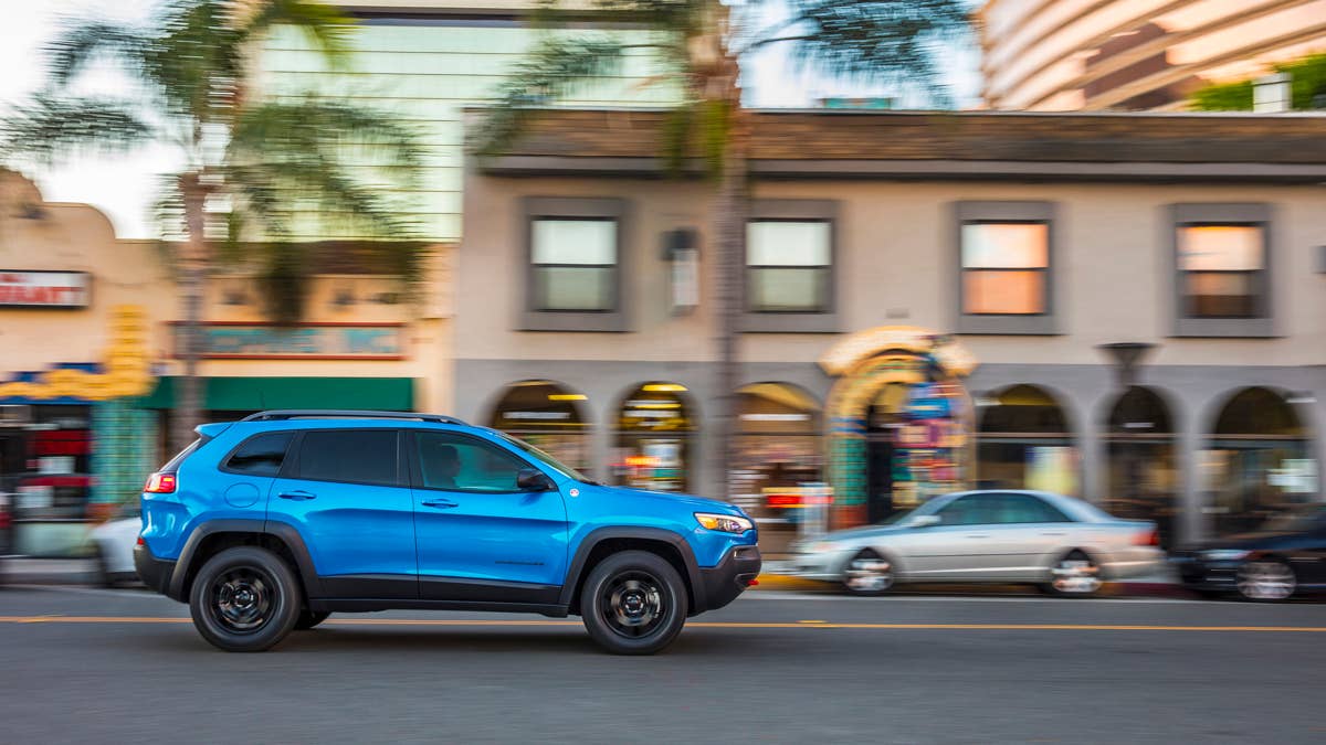 Jeep Cherokee Recall alerta que SUVs podem perder potência ou rolar no parque