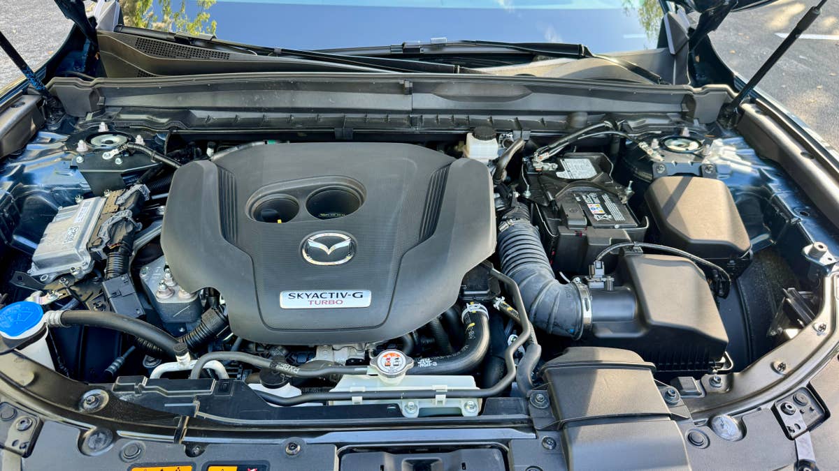 Os compradores do Mazda CX-50 estão trocando o turbo pela potência híbrida