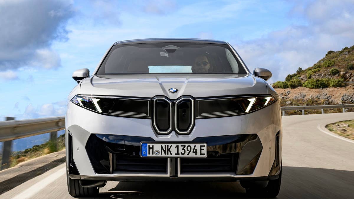 BMW iX3 custa US$ 20 mil menos que o Porsche Macan EV e vai além