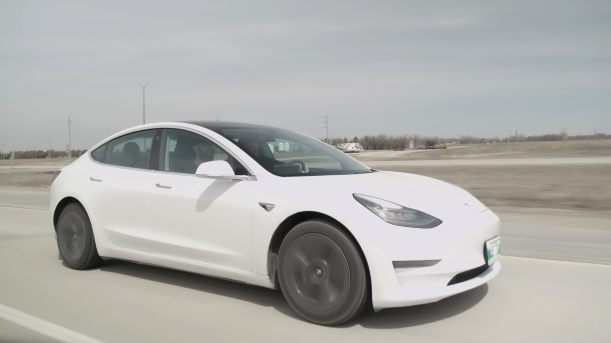 Tesla Model 3 atinge 380.000 milhas com bateria original enquanto o alcance cai para 158 milhas