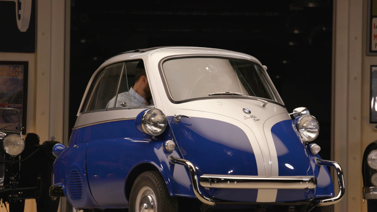 Jay Leno dirige o minúsculo BMW que ajudou a salvar a marca