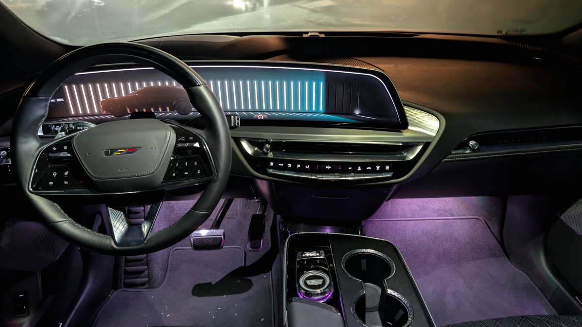 Cadillac Lyriq mantém o Android Auto e o Apple CarPlay enquanto a GM os elimina de outros EVs