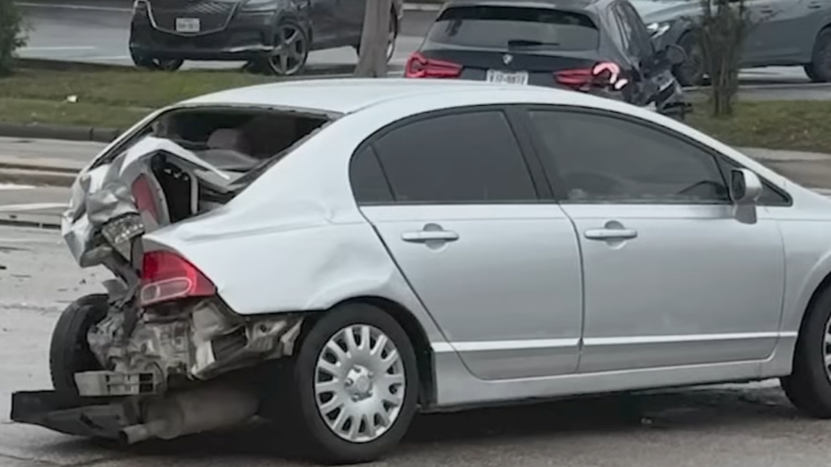 Chevrolet Tahoe destrói vários carros em vídeo caótico de cruzamento em Houston
