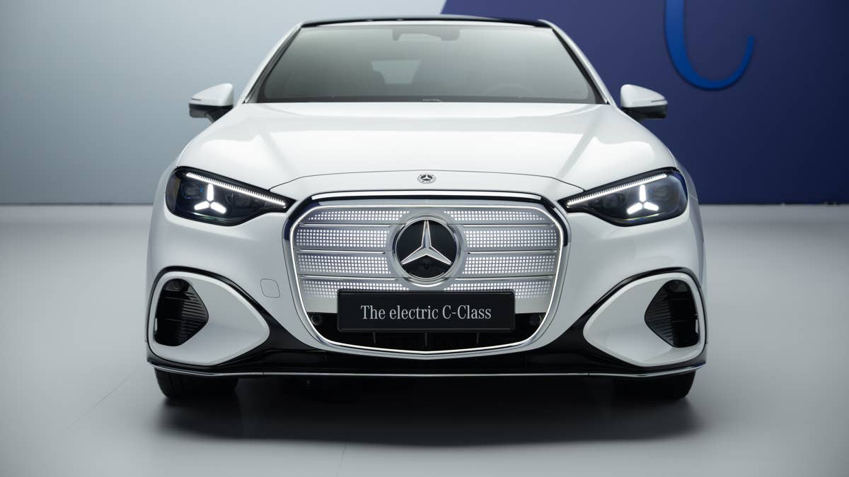 Mercedes Classe C elétrico começa em US$ 80 mil e pode chegar a US$ 110 mil