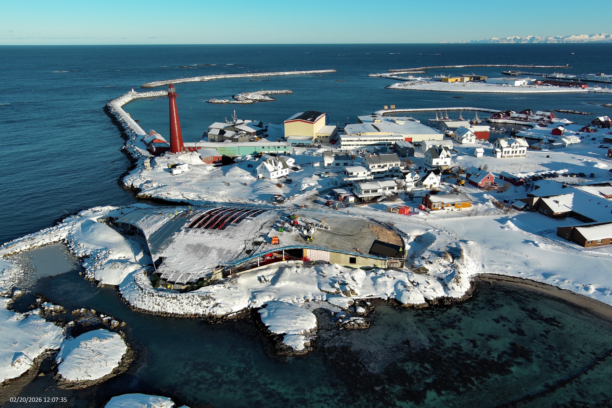 A baleia, de Dorte Mandrup, avança ao longo da costa ártica da Noruega