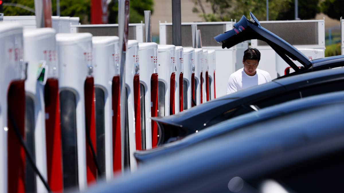 A lista de espera do Supercharger da Tesla é uma solução inteligente para o caos nas linhas de carregamento