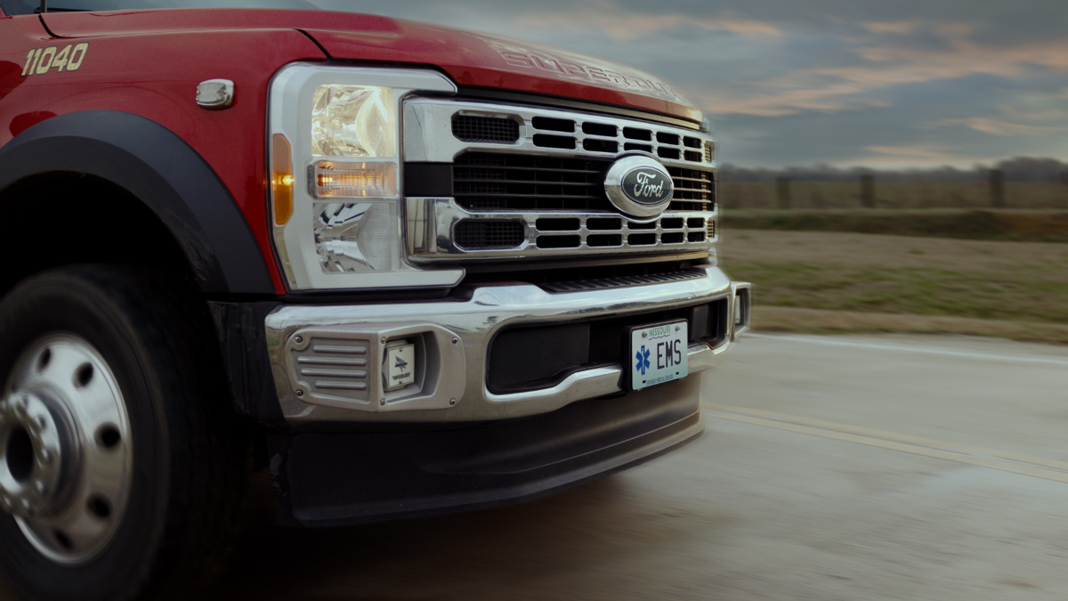 Ford afirma que os bebês nascem em seus veículos de emergência com mais frequência do que você imagina