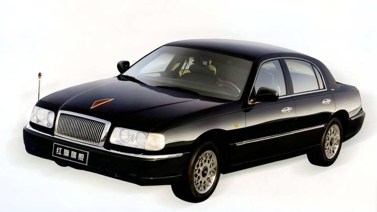 Este Lincoln Town Car parece a limusine de luxo esquecida da China