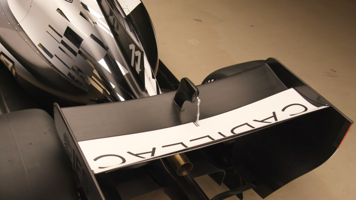 Carro Cadillac F1 pousa na garagem de Jay Leno enquanto GM explica por que escolheu Cadillac em vez de Corvette
