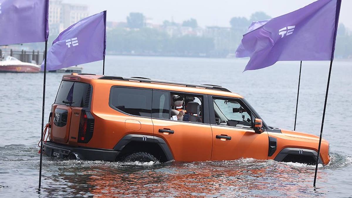 Este SUV chinês pode ‘nadar’ em águas profundas – e tem um motor de 892 HP