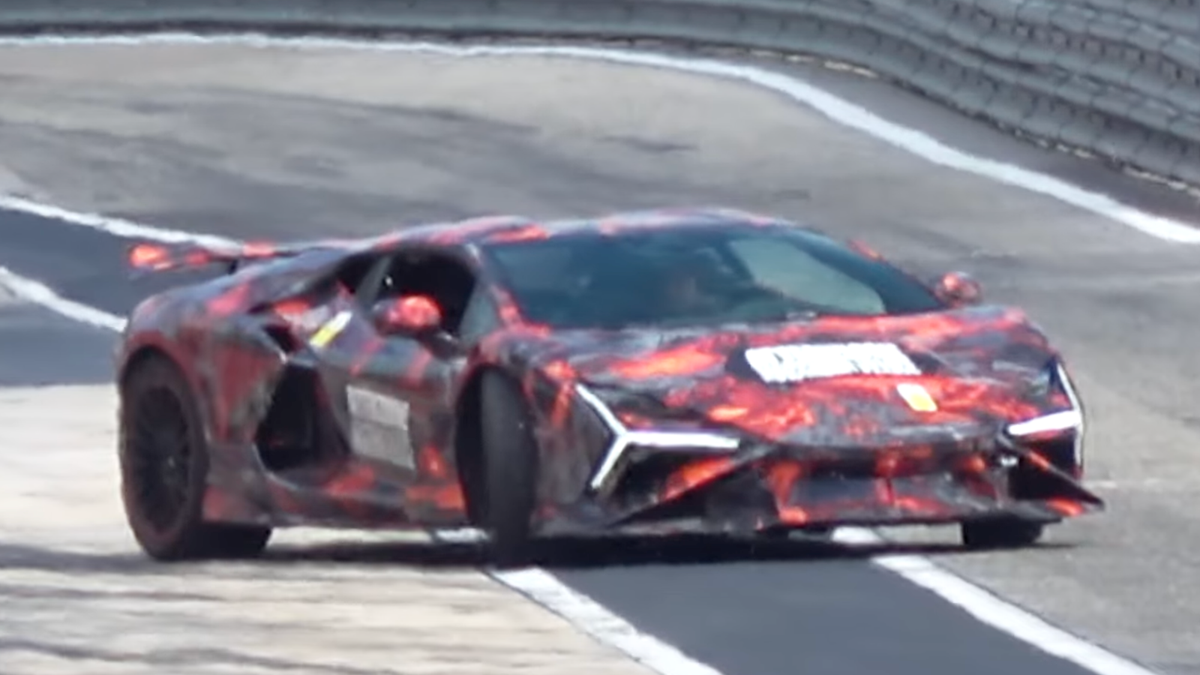Lamborghini Revuelto SV é flagrado em testes em Ímola com asa fixa e pode atingir 1.200 cv