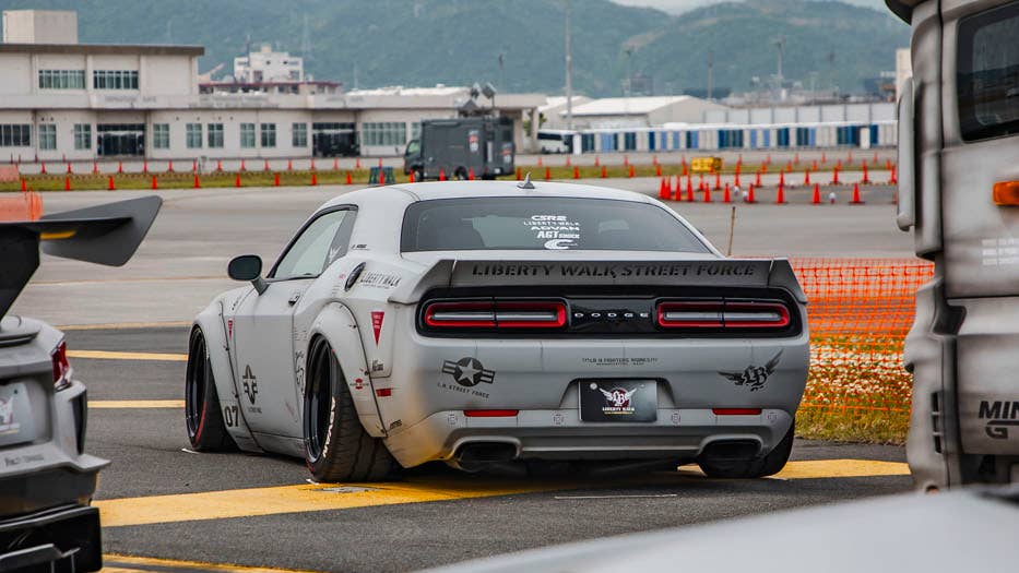 Liberty Walk dá ao Dodge Challenger SRT Hellcat o tratamento de jato de combate