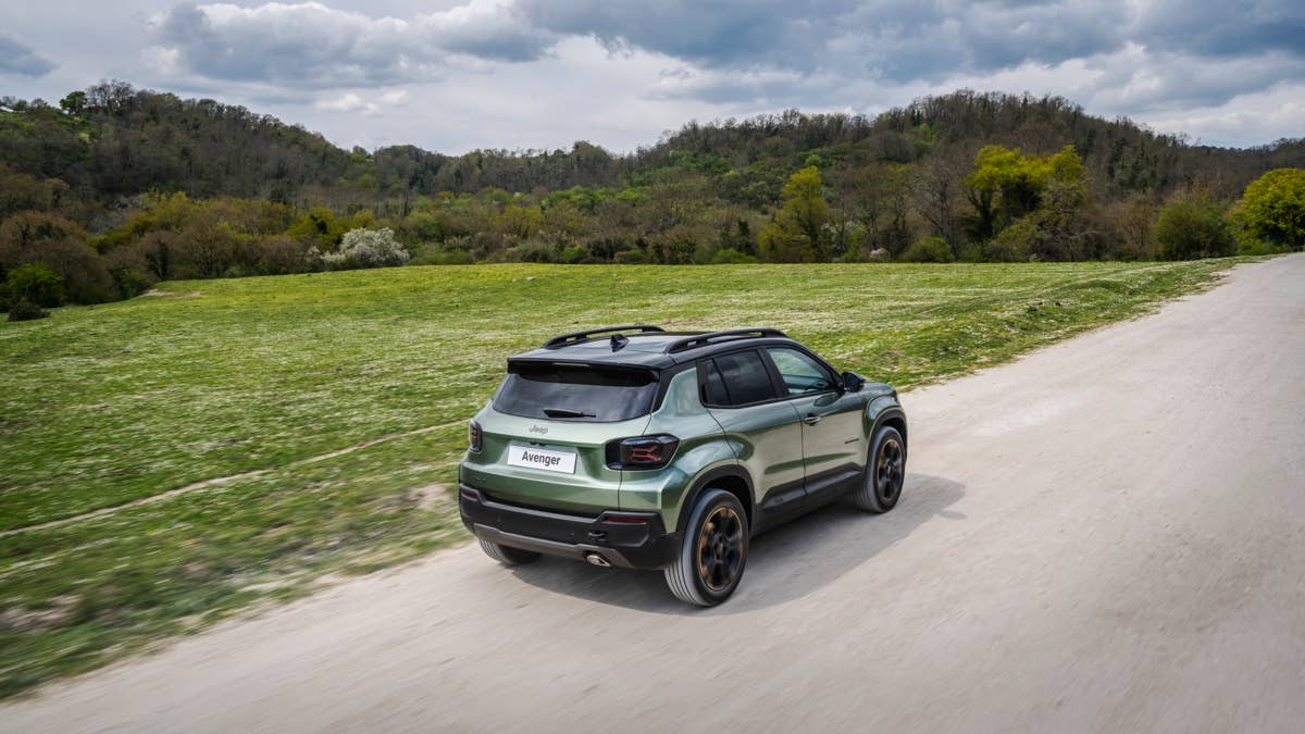 O menor SUV da Jeep ganha novo visual e motor turbo manual