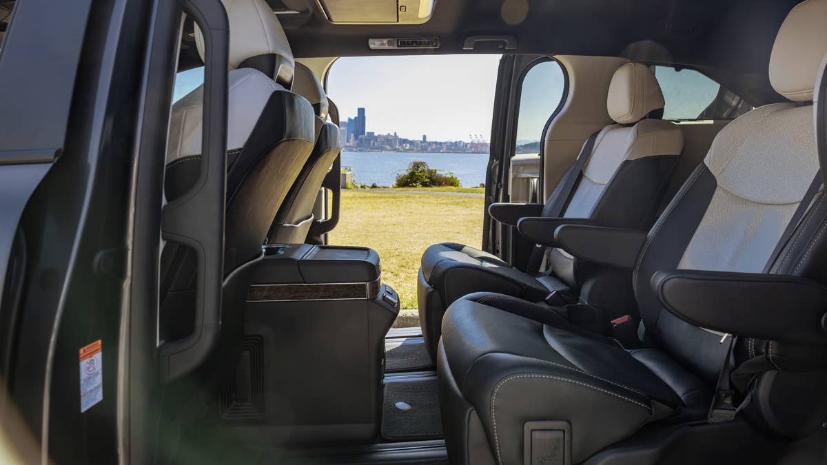 Proprietários de Toyota Sienna dizem que minivans são inutilizáveis, pois atrasos em reparos de recall geram ação judicial