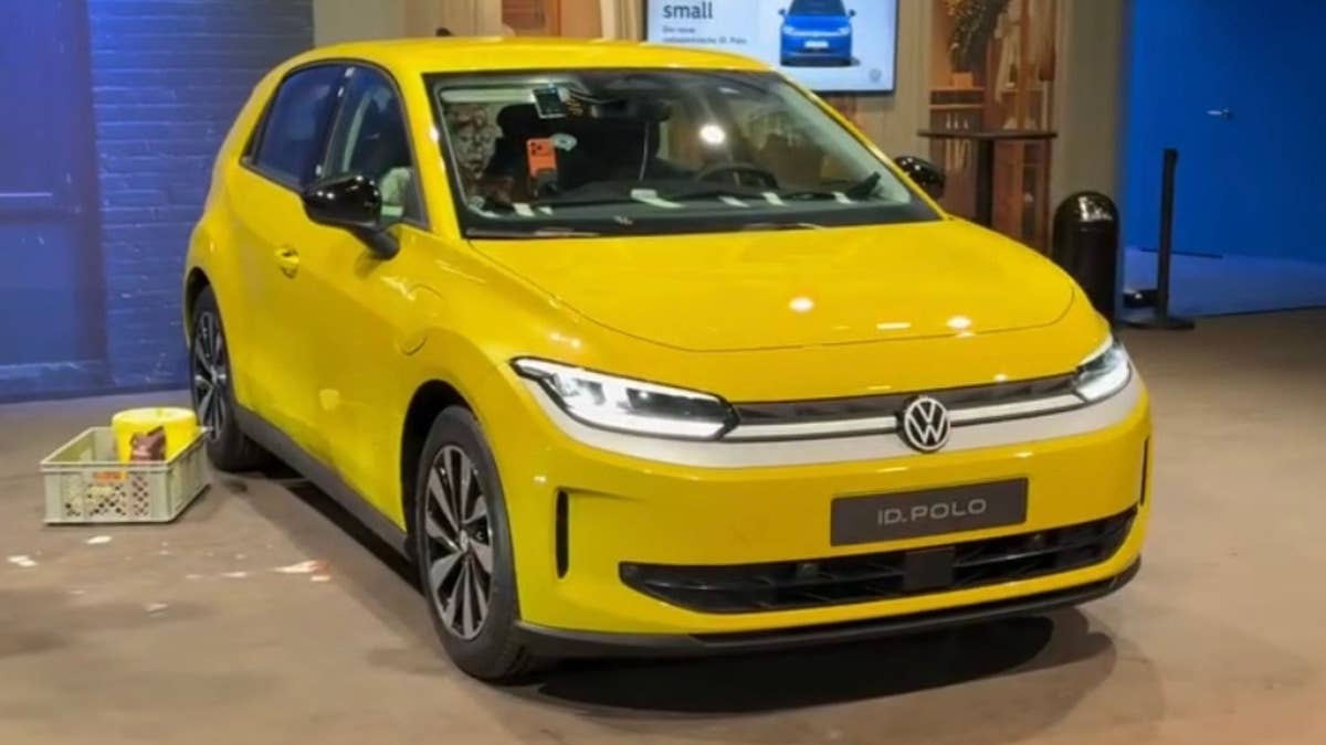 Identificação VW. Lançamento do Polo apresentou um homem coberto de tiramisu