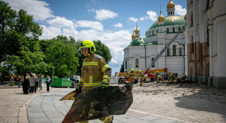 Ataques russos deixam rastro de destruição nas duas maiores cidades da Ucrânia