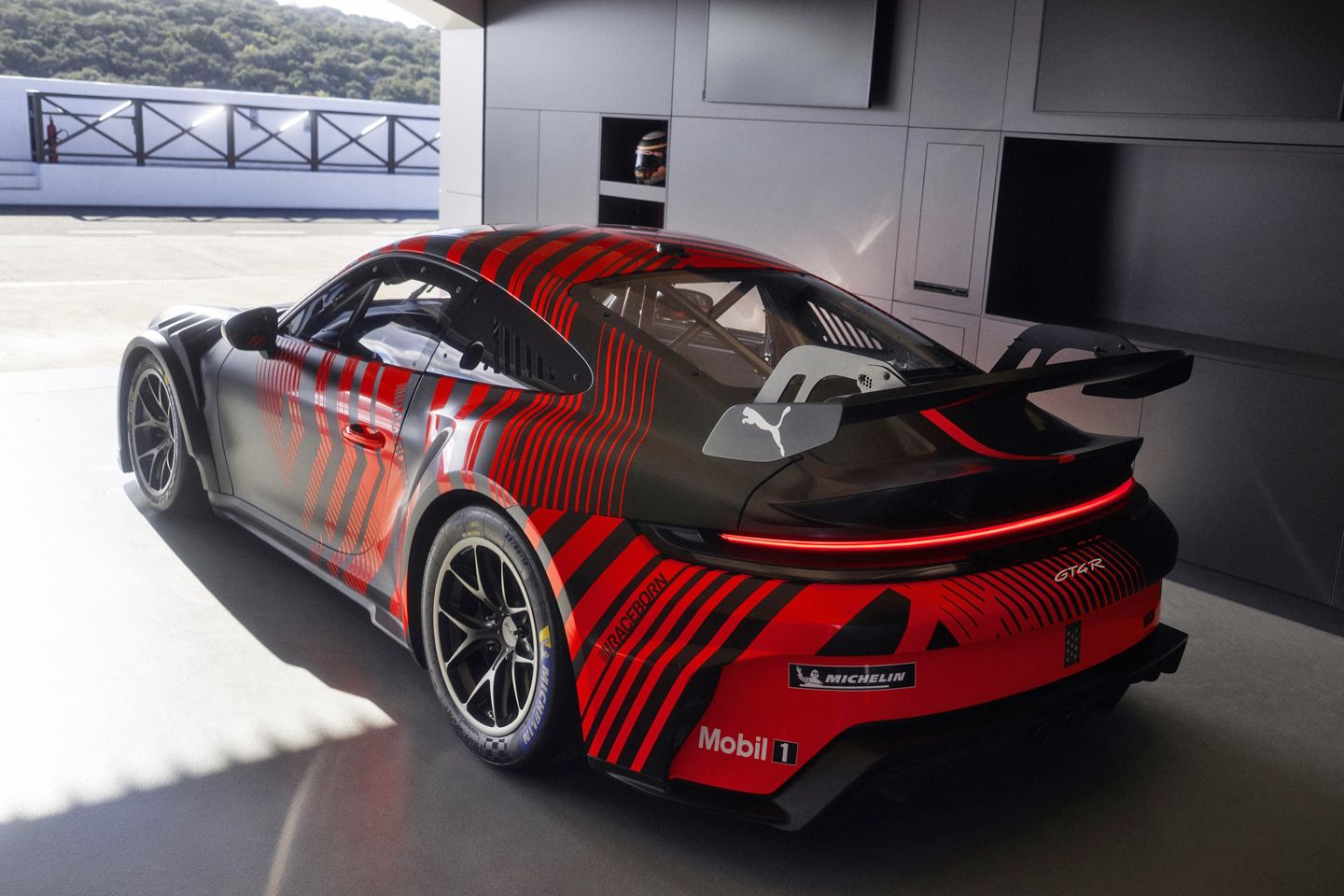 Porsche revela o primeiro carro de corrida 911 com especificação GT4