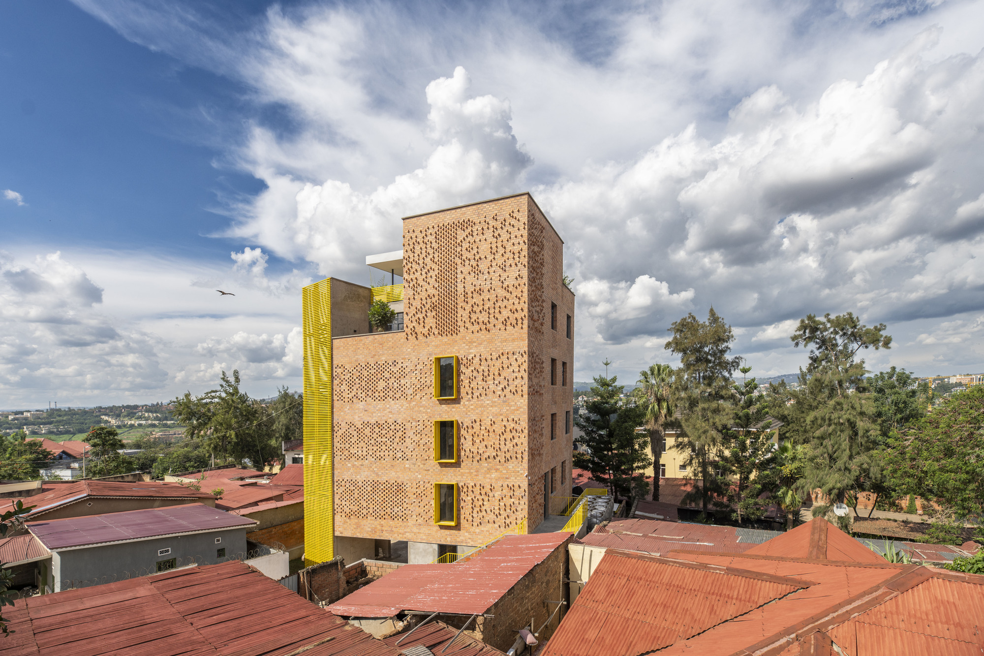 Edifício de uso misto Brick Tower / ASA Studio
