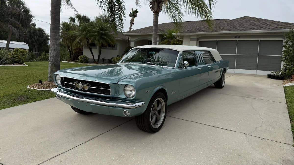 Alguém transformou um Ford Mustang 1966 em uma limusine de 21 pés