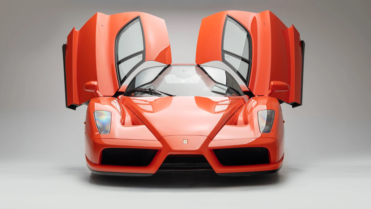 Esta Ferrari Enzo foi vendida por um recorde de US$ 13 milhões sem um único licitante na sala