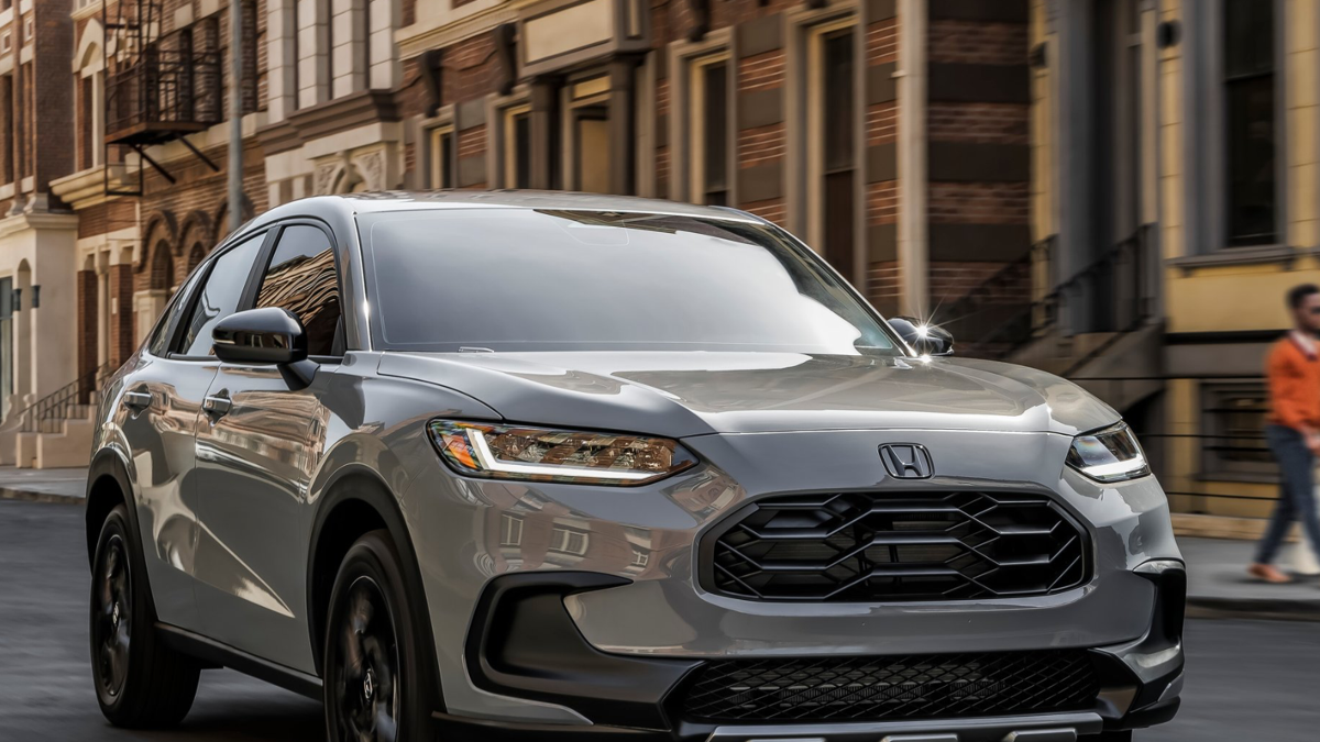 As estradas da América estão perdendo cor, mas os carros esportivos estão reagindo