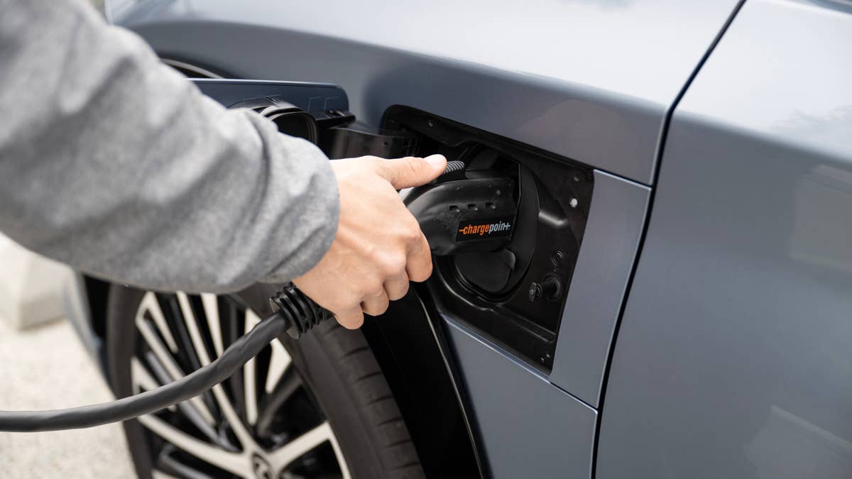 Compradores de veículos elétricos continuam negociando carros a gasolina apesar dos preços mais altos