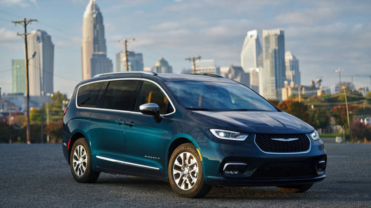 Proprietários de híbridos da Chrysler Pacifica disseram para estacionar do lado de fora após incêndios na bateria