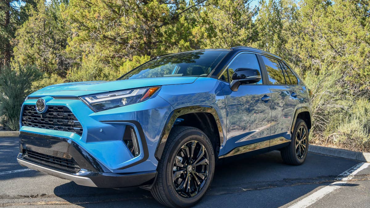Híbridos Toyota RAV4 usados ​​estão ficando mais caros que os novos