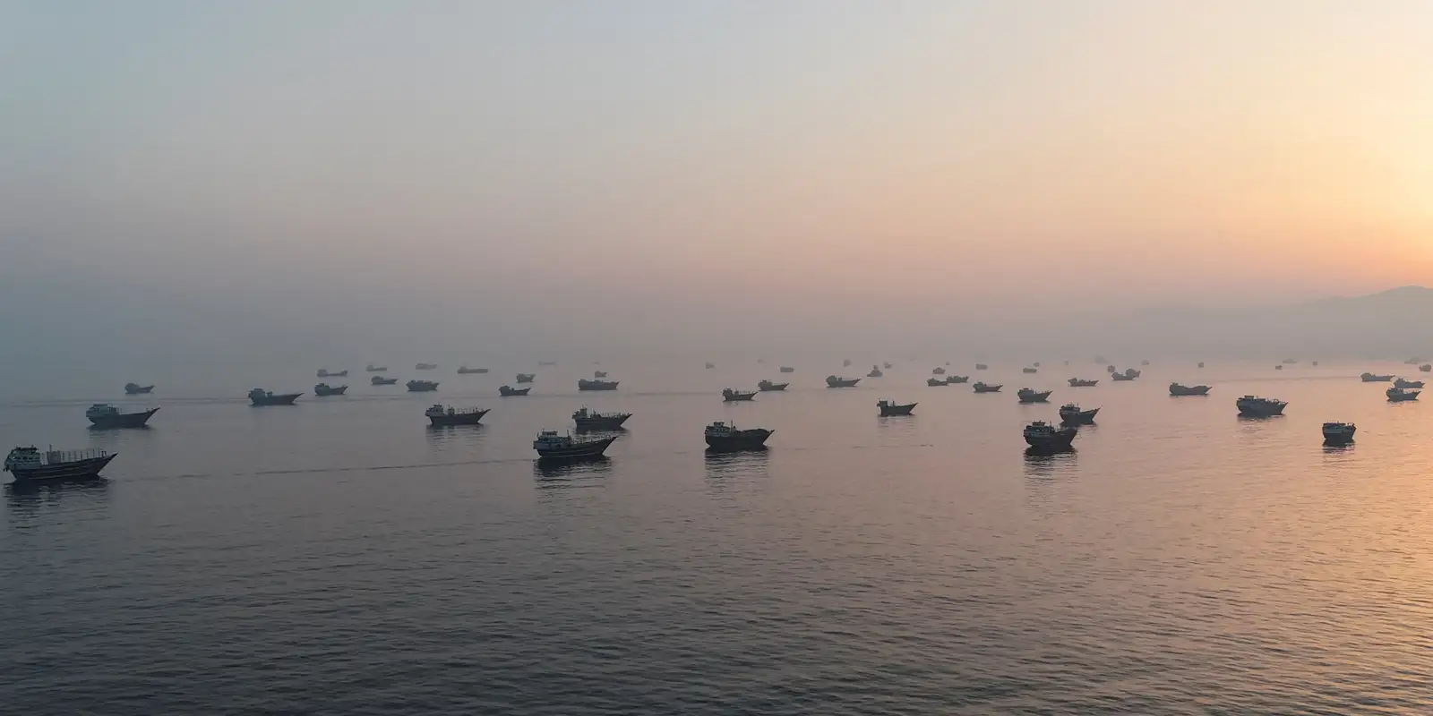 Primeiros navios-tanque atravessam estreito após acordo com Irã
