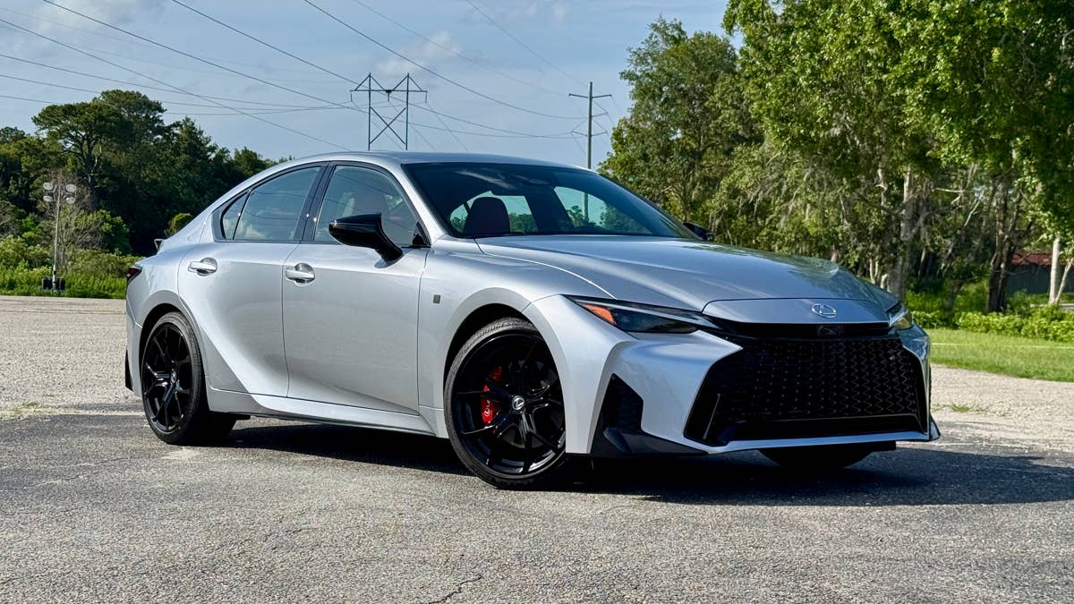 Um Lexus teve um salto de 120% nas vendas e não é o modelo que você esperaria