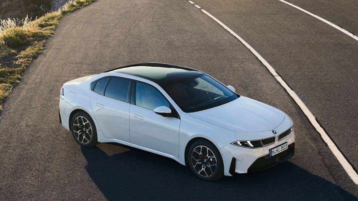 O próximo pequeno EV da BMW parece um hot hatch com tração traseira