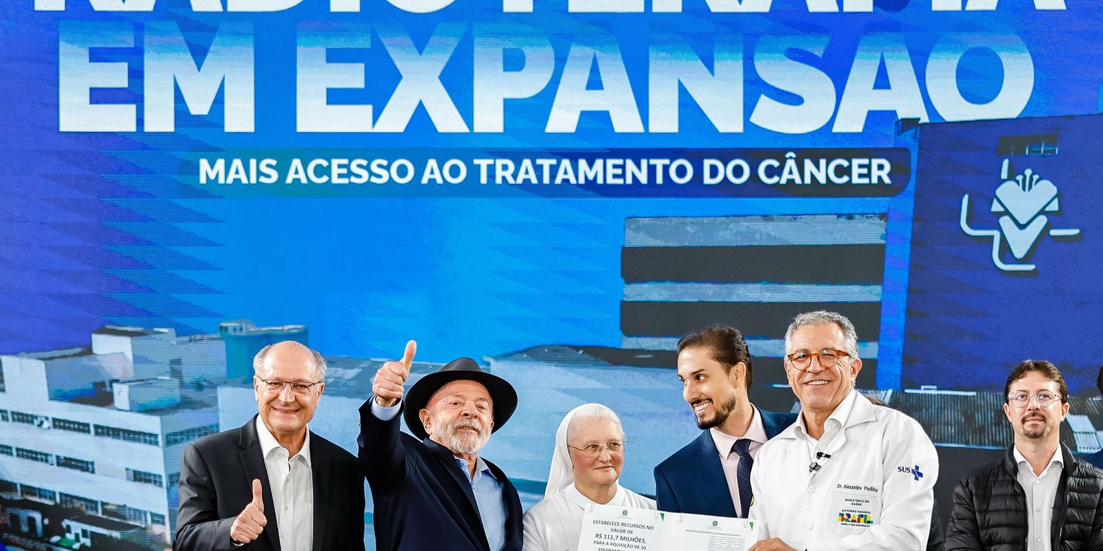 Lula entrega aparelhos de radioterapia em São Paulo