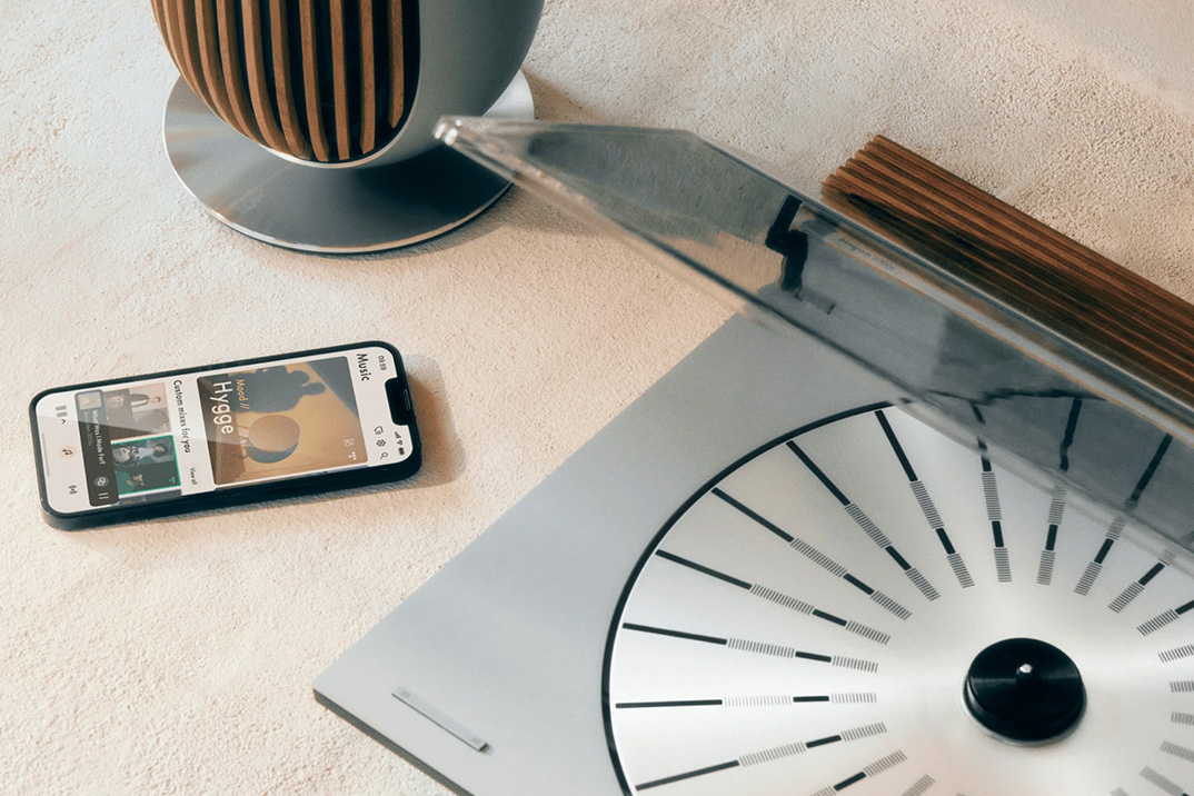 Bang & Olufsen revive sua icônica plataforma giratória de 1985 em um lindo acabamento Dune Grey