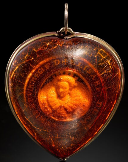 Pingente de âmbar com retrato microesculpido da Rainha Elizabeth I – The History Blog