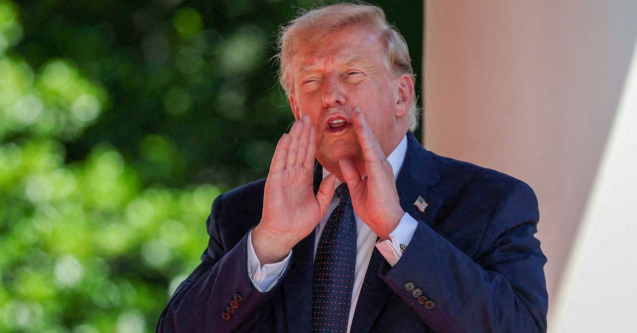 Trump zombou de Mark Zuckerberg e Jeff Bezos exibindo textos bajuladores