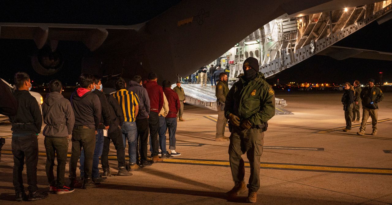 Os EUA estão prestes a deportar um imigrante para o centro da crise do Ébola