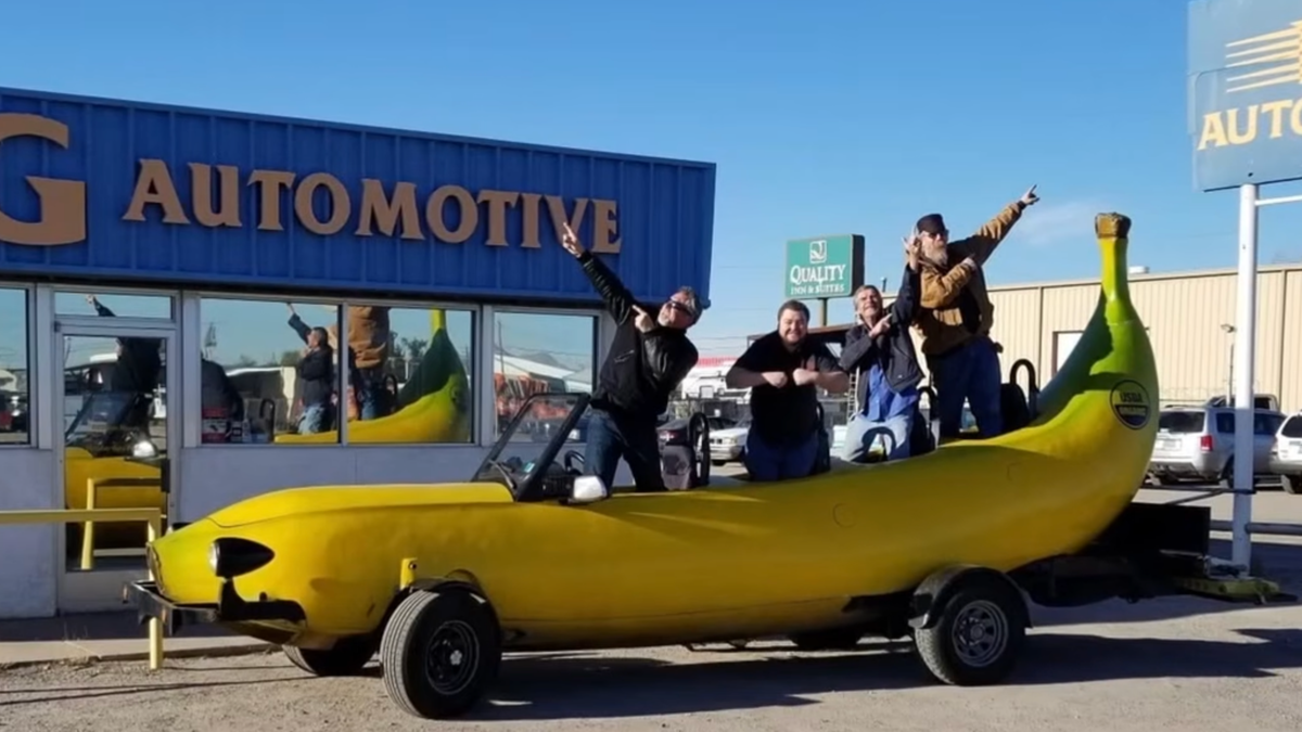 O motorista mais parado da América é um homem em uma banana gigante