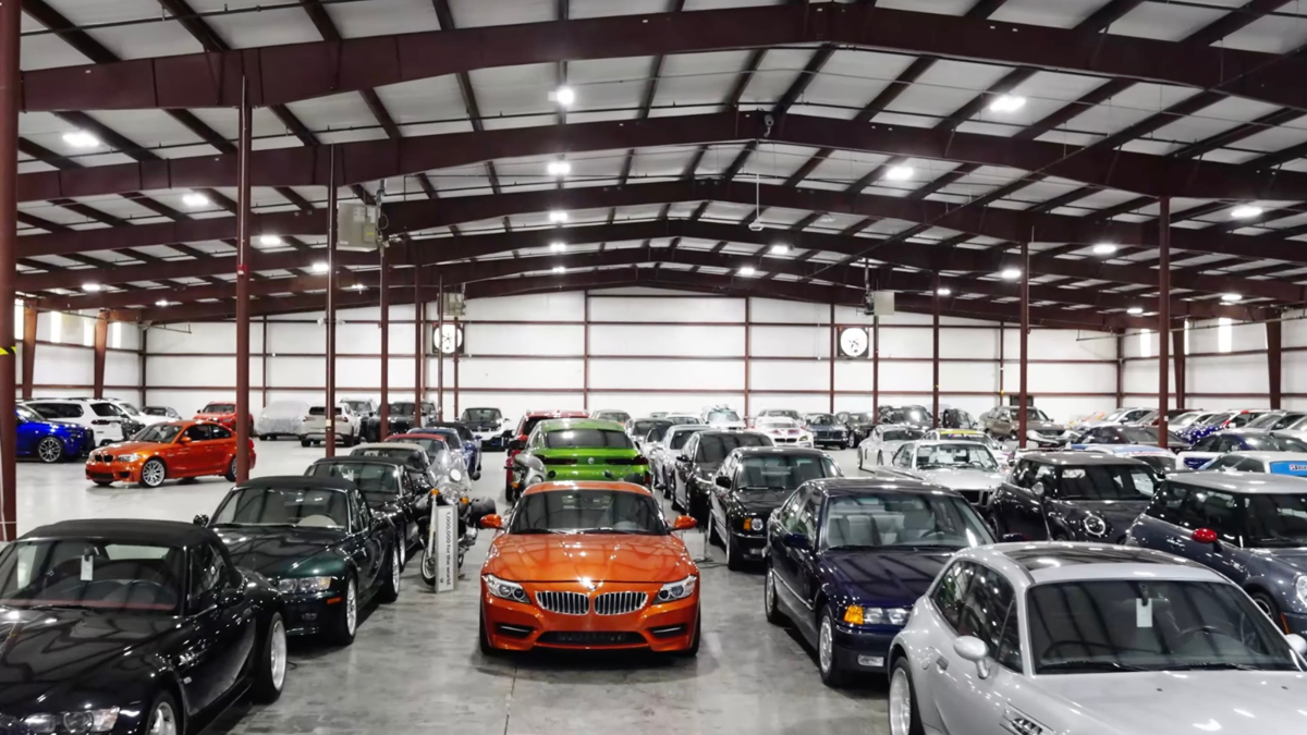 BMW tem uma coleção secreta de carros americanos que você não pode visitar