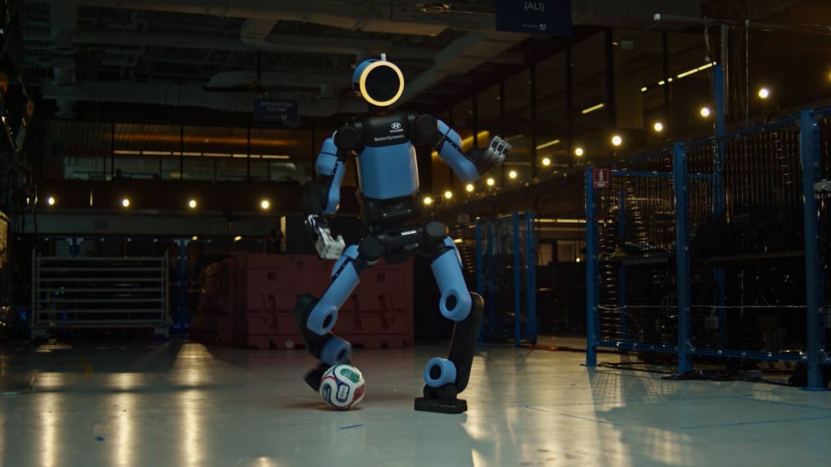 Veja o robô humanóide Atlas da Hyundai puxar movimentos de futebol como um profissional