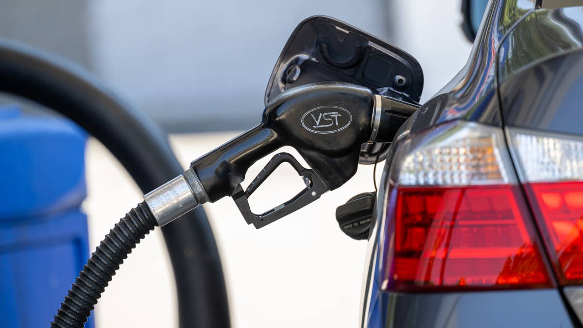 Principais redes de postos de gasolina acusadas de usar IA para inflar os preços dos combustíveis