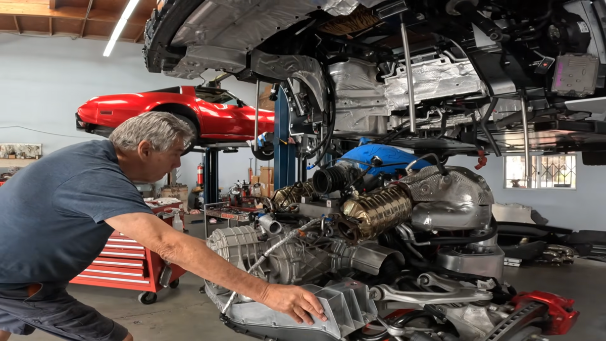 Chevrolet C8 Corvette Big Block V8 de 8,1 litros personalizado está funcionando e dirigindo