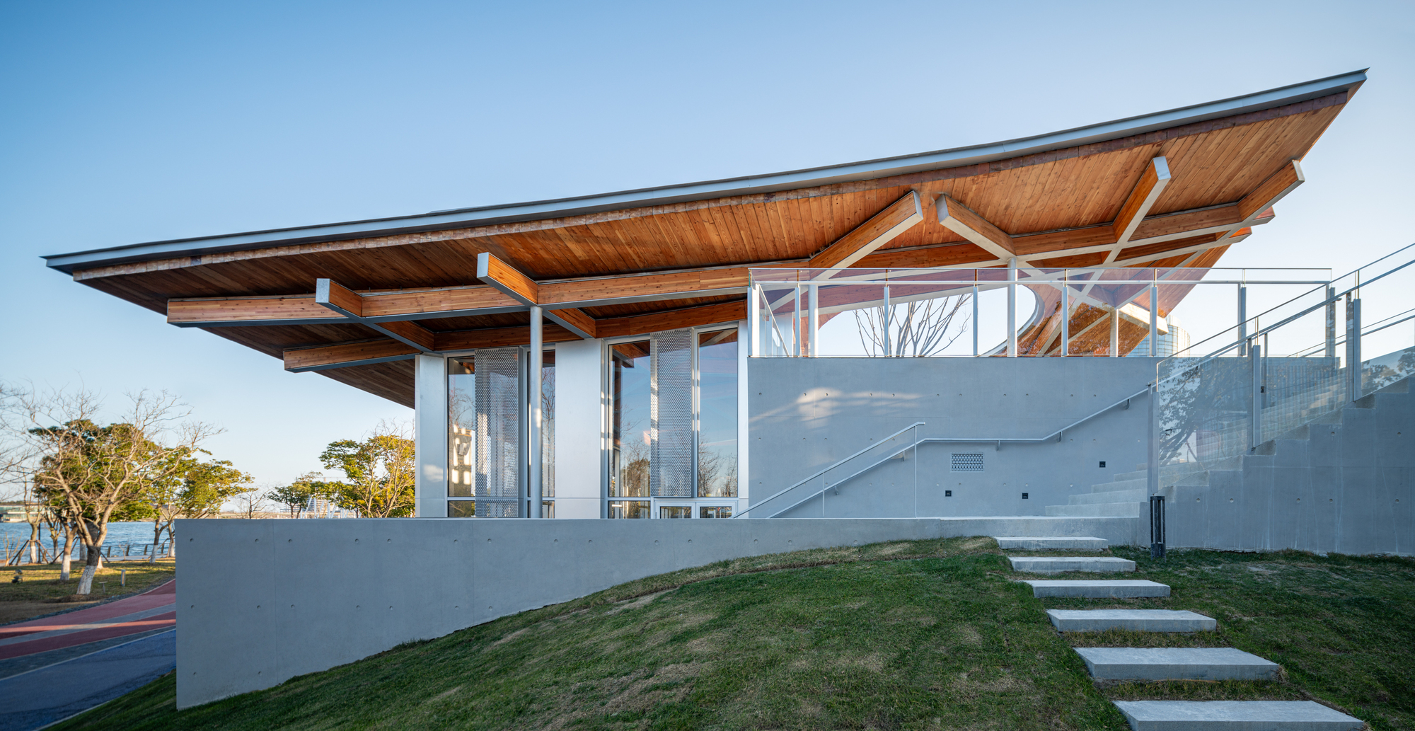 Pátio de Pedras Agrupadas e Pavilhão de Folhas Flutuantes / Atelier Z+