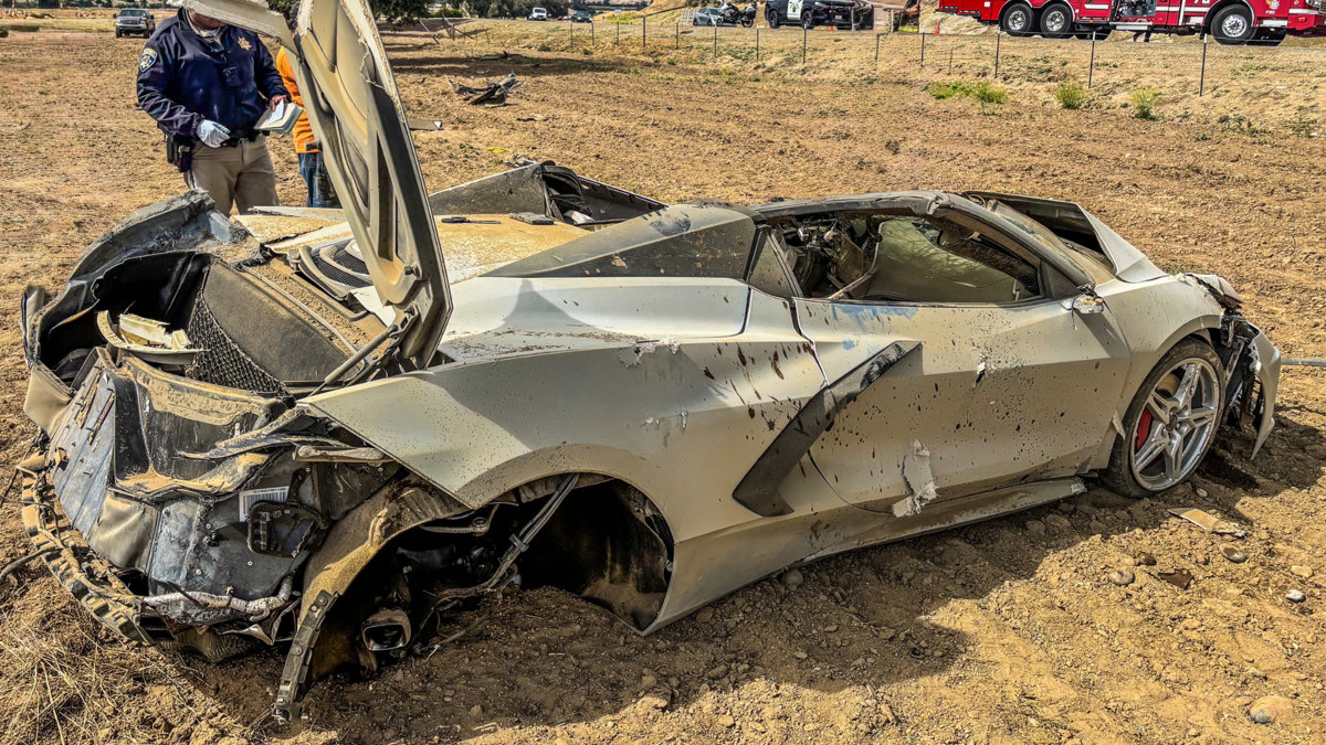 Chevrolet Corvette C8 achatado em acidente de capotamento após velocidade do motorista