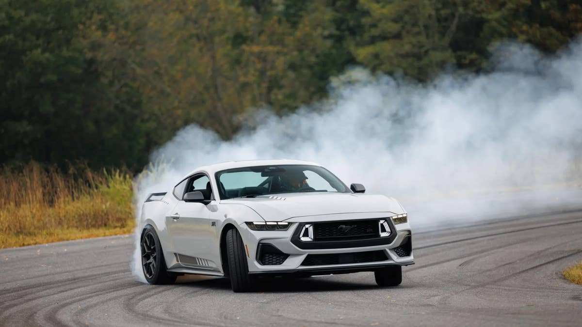 Ford Mustang Sedan pode trazer o músculo V8 de volta às quatro portas